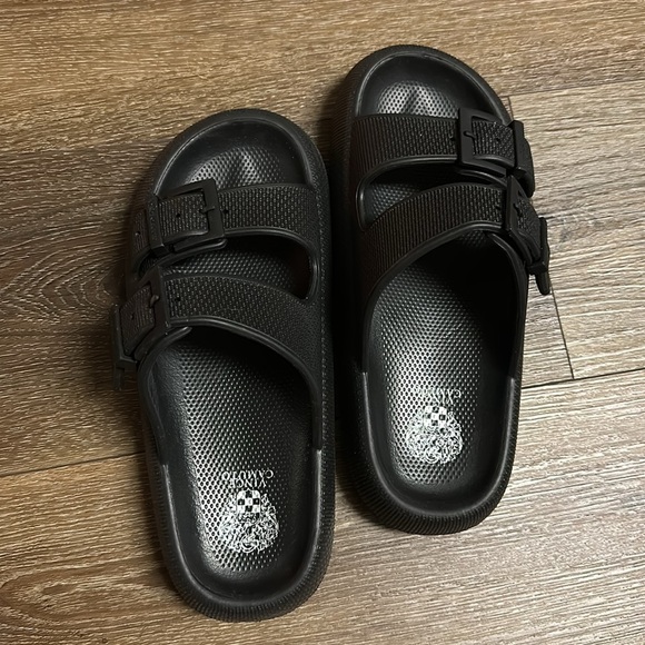 New! Vince Camuto Slides - Picture 2 of 3